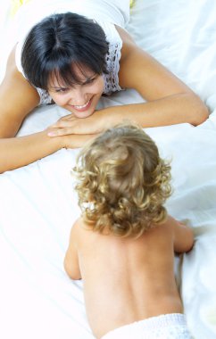 mutlu anne bebek ile yüksek anahtar portresi
