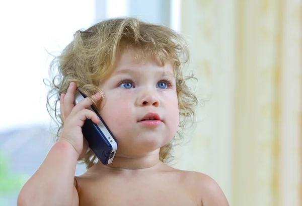Hoge belangrijke portret van jonge baby met mobiele telefoon — Stockfoto