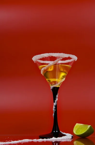 Veduta di un bel bicchiere da martini colorato con un pezzo di lime — Foto Stock