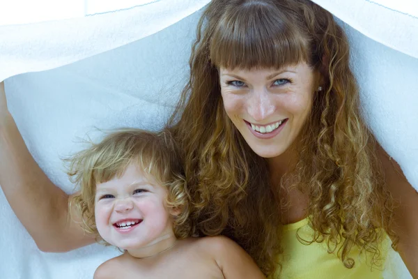 幸福母亲与婴儿的高关键肖像 — 图库照片