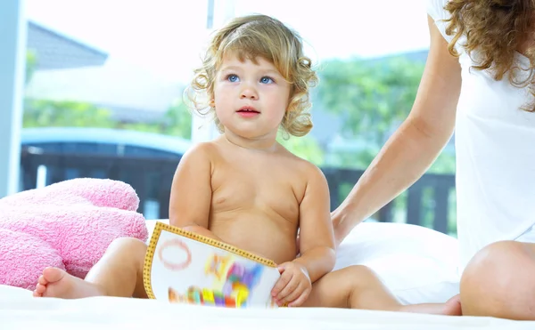 Retrato de chave alta de mãe feliz com bebê — Fotografia de Stock