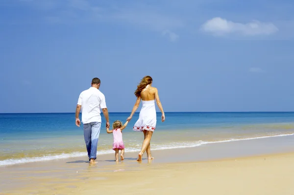 Вид на молоду сім'ю, що проводить час на пляжі — стокове фото
