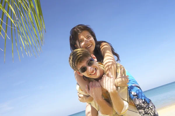 Porträt eines attraktiven Paares beim Date am Strand — Stockfoto