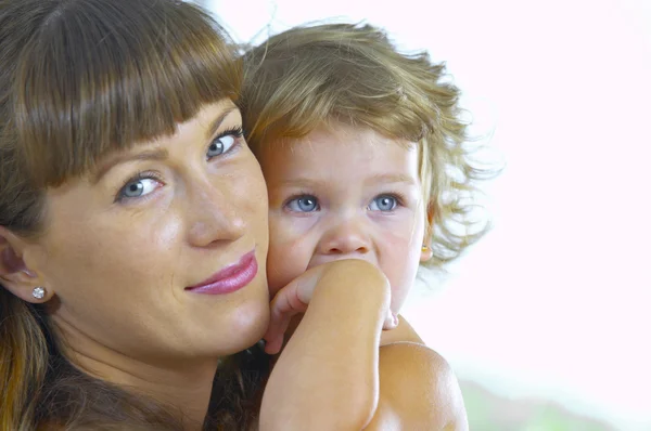 Retrato de chave alta de mãe feliz com bebê — Fotografia de Stock