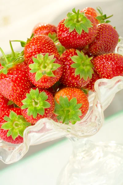 High key photo of fruit dish filled with nice red strawberries — Stock Photo, Image