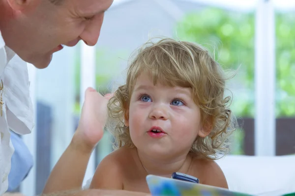 Portrait clé élevé d'une belle jeune famille occupée — Photo