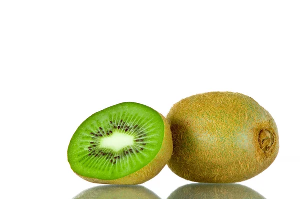 Nahaufnahme von schönen frischen saftigen Kiwi auf weißem Rücken — Stockfoto