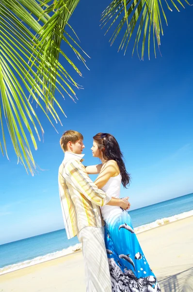 Um retrato de casal atraente tendo data na praia — Fotografia de Stock