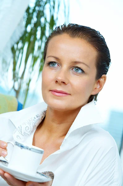 Alto retrato clave de mujer hermosa agradable beber café —  Fotos de Stock