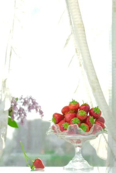 High key photo of fruit dish filled with nice red strawberries — Stock Photo, Image