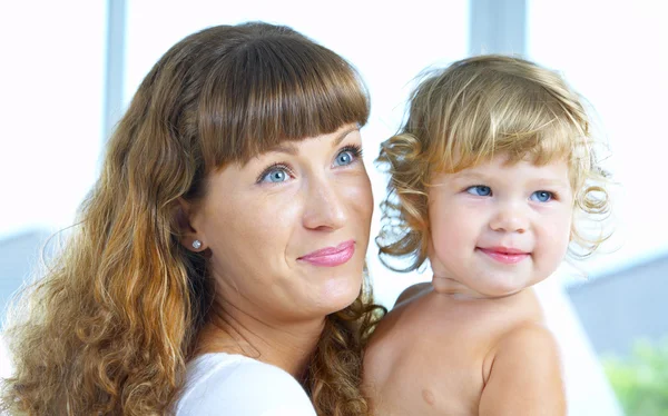 Mutlu anne bebek ile yüksek anahtar portresi — Stok fotoğraf