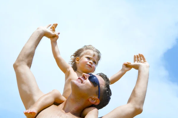 Visa unga familj umgås i sommaren miljö. — Stockfoto