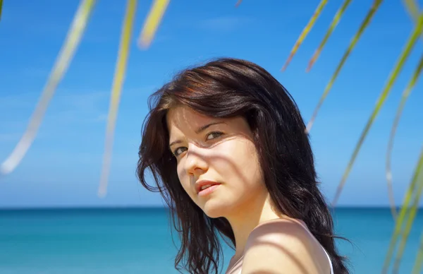 Pohled pěkná mladá žena v tropickém prostředí — Stock fotografie