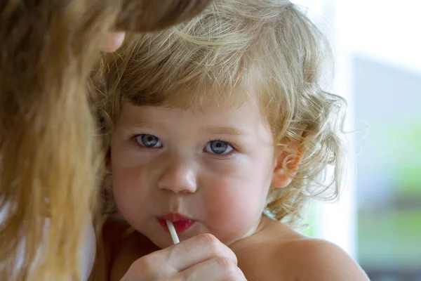 Portrait clé élevé de mère heureuse avec bébé — Photo