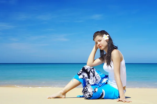 View of a nice young female in tropical environment — Stock Photo, Image