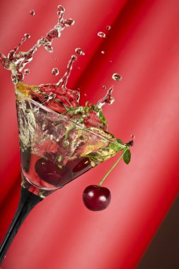 vermut ve bırakarak cherry ile martini cam görünümü