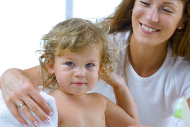 mutlu anne bebek ile yüksek anahtar portresi