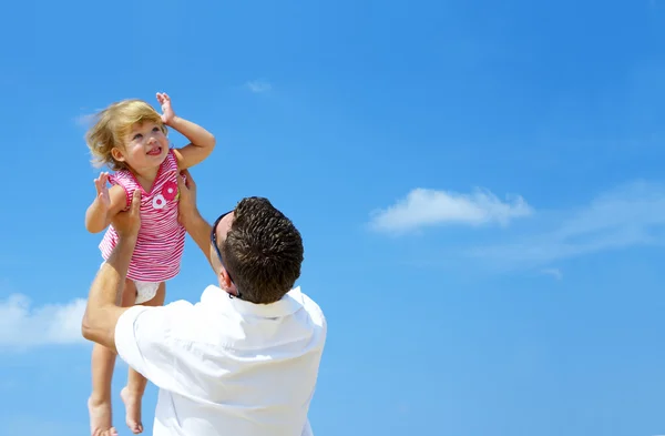 Genç aile yaz ortamda takılmak görünümünü. — Stok fotoğraf