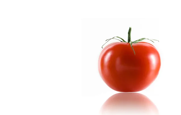 Vista de bonito tomate rojo grande sobre fondo blanco — Foto de Stock