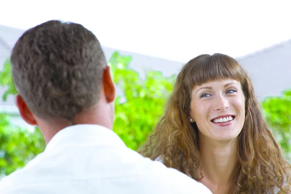 Retrato de pareja joven y agradable divirtiéndose juntos — Foto de Stock