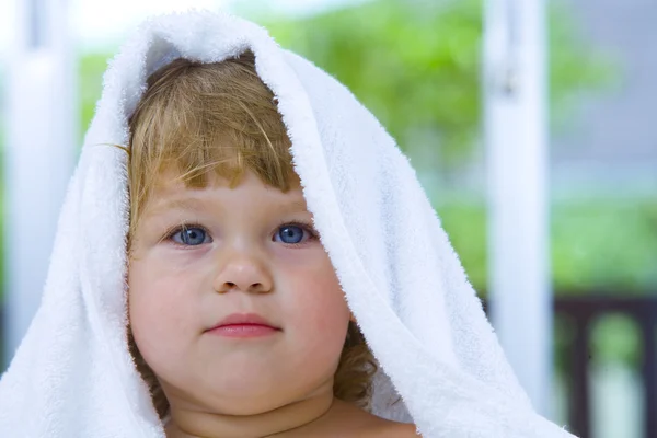 Retrato chave alta de bebê de olhos azuis jovens — Fotografia de Stock