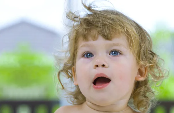 Retrato chave alta de bebê de olhos azuis jovens — Fotografia de Stock