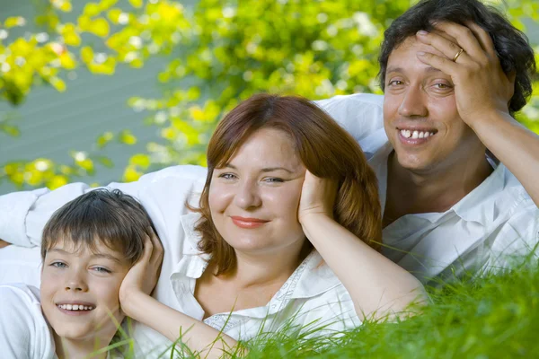 Portrait de jeune famille heureuse en milieu estival — Photo