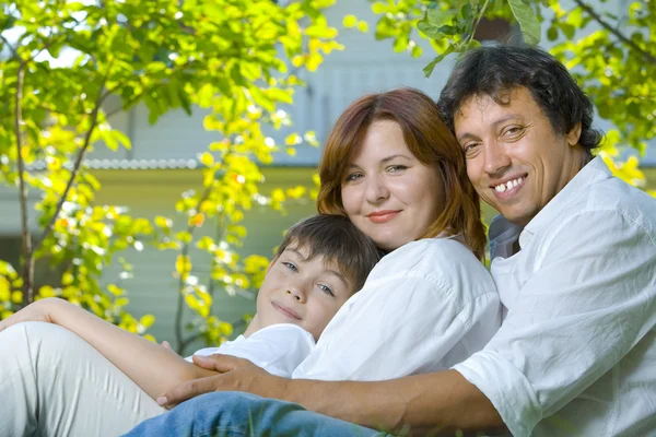 Портрет молодой счастливой семьи в летней обстановке — стоковое фото