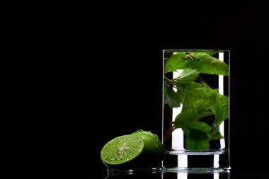 yeşil çay ve bir kenara bazı limes dolu cam görünümü