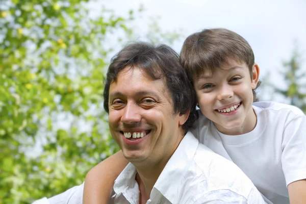 Portrait de jeune père heureux occupé avec son fils — Photo