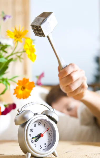 Close up view of big kitchen hammer is ready to crash alarm-clock — Stock Photo, Image