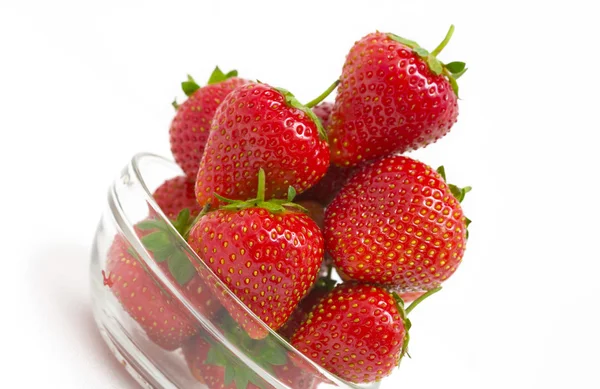 Hög nyckelbild för frukt skål fylld med fina röda jordgubbar — Stockfoto