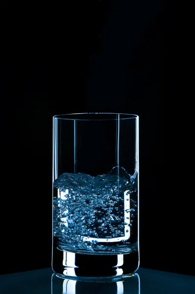 Weergave van mooi glas krijgen gevuld met water — Stockfoto