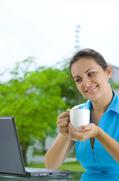 Ritratto di giovane bella donna con il suo computer portatile — Foto Stock