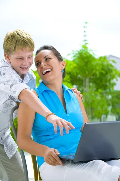 Retrato de família feliz ficando ocupado com laptop — Fotografia de Stock