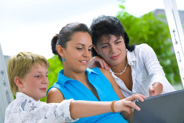 Πορτρέτο της ευτυχισμένη οικογένεια να πάρει απασχολημένος με laptop — Φωτογραφία Αρχείου