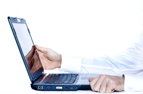 Vista de mãos brincando com laptop no fundo branco — Fotografia de Stock