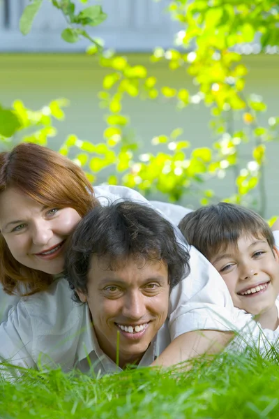 Ritratto di giovane famiglia felice in ambiente estivo — Foto Stock