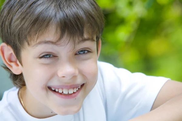 Portrait of happy smiling kid in summer environment — Stock Photo, Image