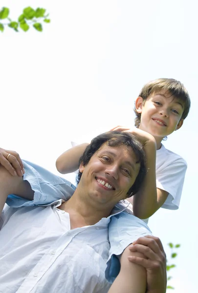 Retrato del joven padre feliz ocupado con su hijo — Foto de Stock