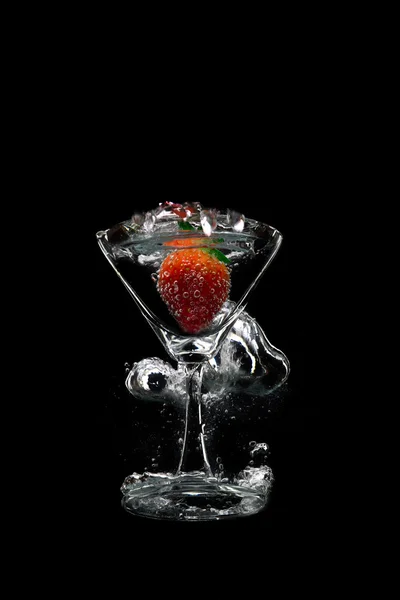 Weergave van Martiniglas met aardbei op zwarte achtergrond — Stockfoto