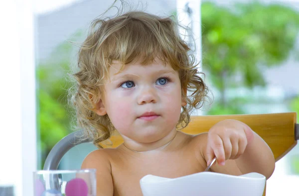 Porträt einer jungen Frau, die ihre kleine Tochter füttert — Stockfoto