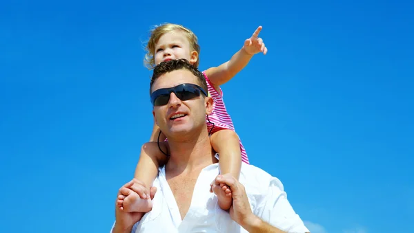 View of young family hanging out in summer environment. — Stock Photo, Image