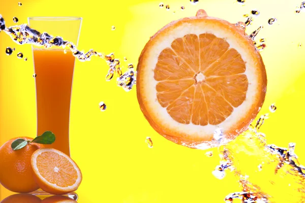 Visa bit orange få plaskade och glas saft på rygg — Stockfoto