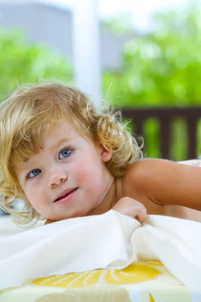 Hoge belangrijke portret van jonge blauwe eyed baby — Stockfoto