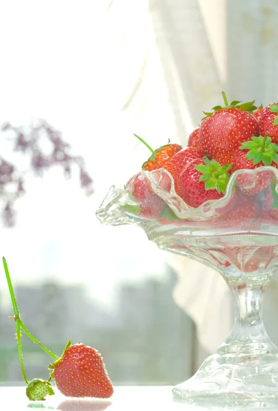 Photo haute clé du plat de fruits rempli de belles fraises rouges — Photo