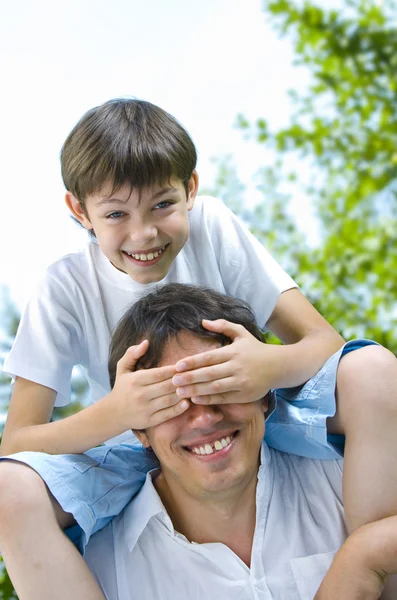 Porträtt av unga glada far bli upptagen med sin son — Stockfoto