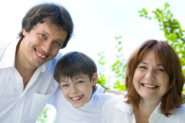 Porträtt av ung glad familj i sommaren miljö — Stockfoto
