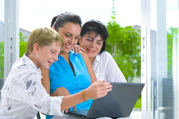 Retrato de família feliz ficando ocupado com laptop — Fotografia de Stock