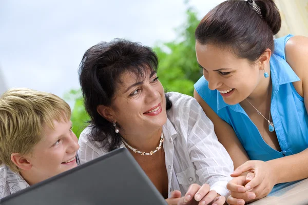 Retrato de família feliz ficando ocupado com laptop — Fotografia de Stock